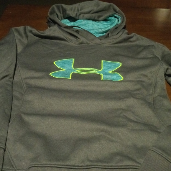 EUC Under Armour Hoodie Size M
